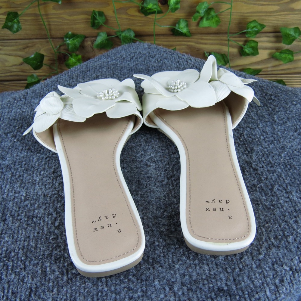 A New Day Women 8.5 White Floral Slide Sandals Embellished‎ 3D Flowers Casual - Picture 4 of 6